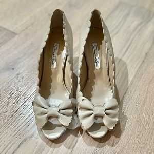 Oscar de la Renta Scalloped Beige Bow Pumps